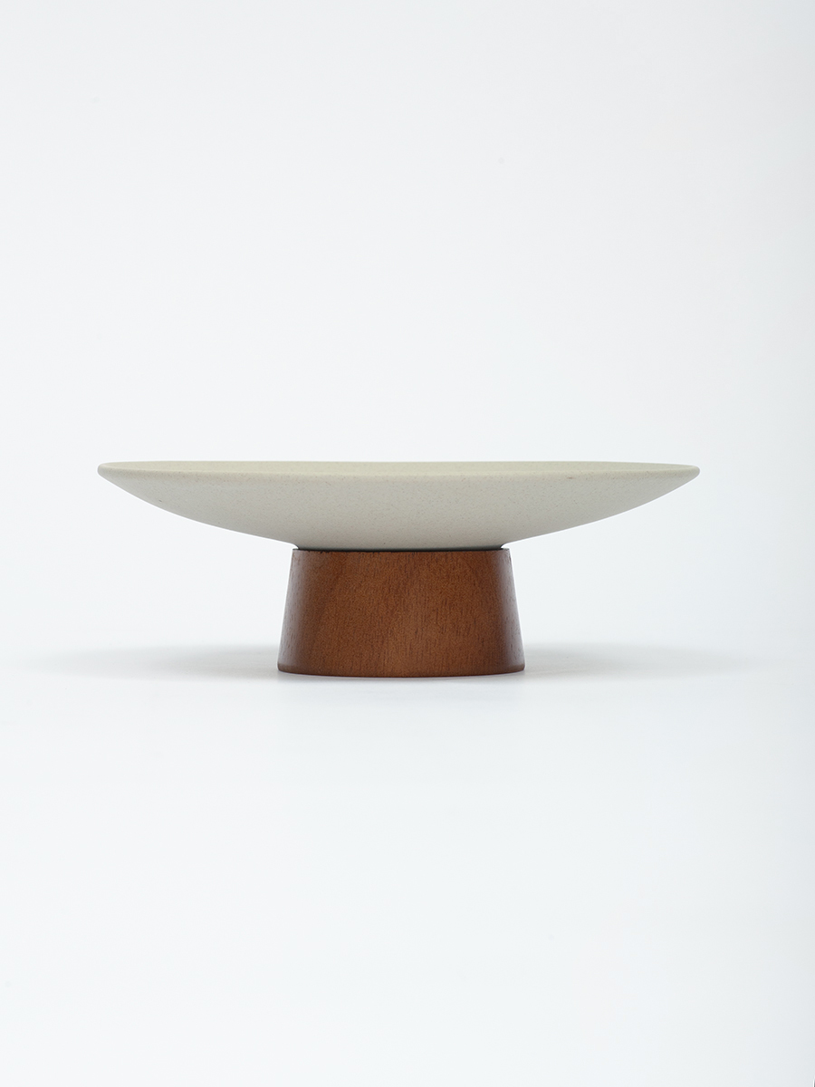 Менажница круглая керамическая на деревянной ножке