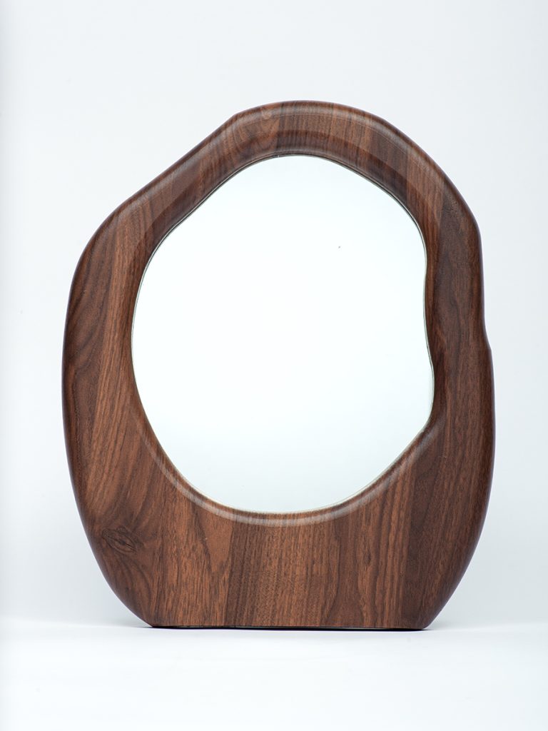 Фигурное настенное зеркало в деревянной раме 45×36,5 см